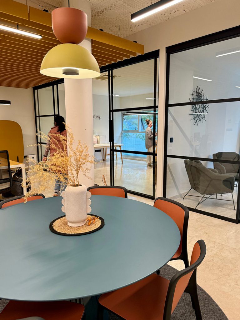 Zona del office para el diseño de oficinas por Arancha mato Interiorismo
