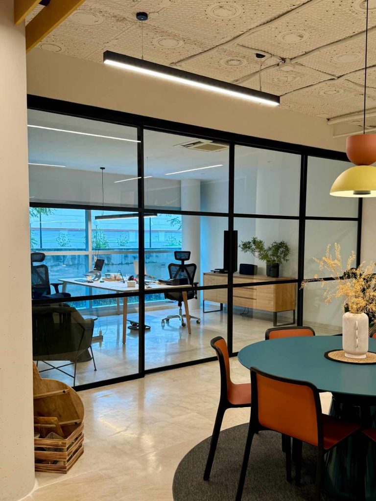Zona del office para el diseño de oficinas por Arancha mato Interiorismo